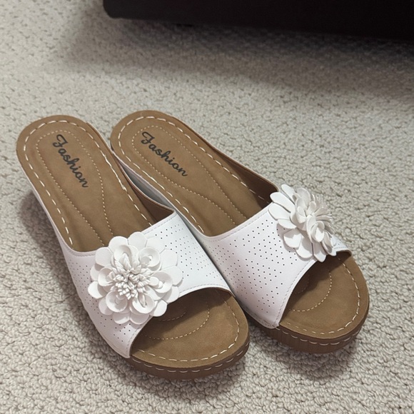 Fashion Brand Company White Floral Slide Sandals - Picture 1 of 5